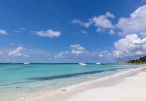 messico, cancun, isla mujeres, spiaggia di playa norte con palme e sabbia in attesa di turisti foto