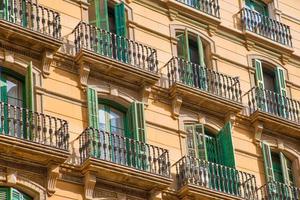 spagna, architettura spagnola, bellissime strade di barcellona nel centro storico di las ramblas foto