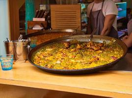 tipico caffè spagnolo a valencia che serve paella foto