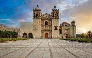 messico, punto di riferimento della cattedrale di santo domingo nel centro storico di oaxaca foto