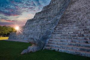messico, chichen itza, sito archeologico, rovine e piramidi della vecchia città maya nello yucatan foto