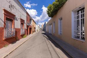 messico centrale, chiese cattoliche di aguascalientes, strade colorate e case coloniali nel centro storico vicino alla basilica cattedrale, una delle principali attrazioni turistiche della città foto