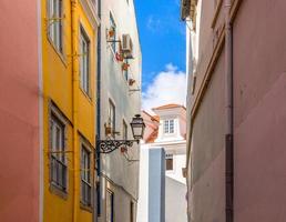 portogallo, strade colorate di lisbona foto