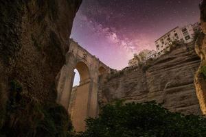 ronda, spagna, vista panoramica di un arco di puente nuevo e di un ponte di puente nuevo foto