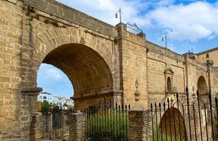 ronda, spagna, vista panoramica di un arco di puente nuevo e di un ponte di puente nuevo foto