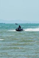 chonburi, Tailandia -06 mar. 2021 l'atmosfera delle persone che giocano ad attività acquatiche sulla spiaggia di bangsaen. foto