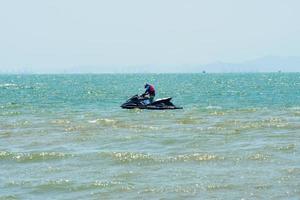 chonburi, Tailandia -06 mar. 2021 l'atmosfera delle persone che giocano ad attività acquatiche sulla spiaggia di bangsaen. foto