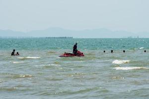 chonburi, Tailandia -06 mar. 2021 l'atmosfera delle persone che giocano ad attività acquatiche sulla spiaggia di bangsaen. foto