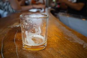 vetro per testare la birra su un tavolo di legno foto