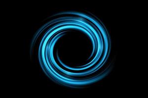 buchi neri astratti nello spazio o tunnel a spirale con nebbia azzurra su sfondo nero foto