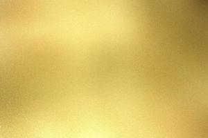 parete metallica in oro spazzolato con superficie graffiata, sfondo a trama astratta foto