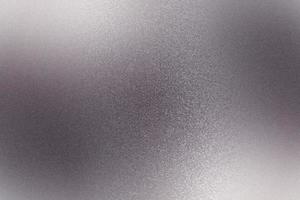trama di riflessione sulla parete in acciaio viola grezzo, sfondo astratto foto