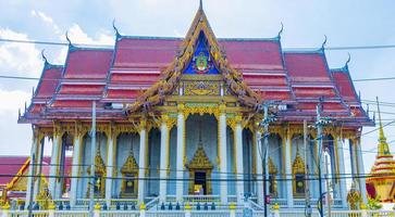 colorato tempio buddista wat don mueang phra arramluang bangkok thailandia. foto