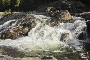 acqua di fiume che scorre veloce della cascata rjukandefossen, hemsedal, buskerud, norvegia. foto