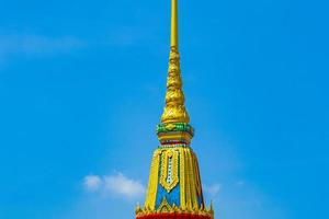 colorato tempio buddista wat don mueang phra arramluang bangkok thailandia. foto