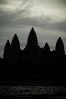 l'ombra della sagoma del tempio di angkor wat un punto di riferimento iconico di siem reap, cambogia. foto