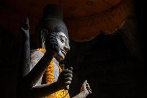 la statua del dio vishnu ad angkor wat, siem reap, cambogia. foto