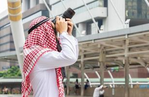 giovane uomo d'affari arabo mediorientale che scatta una foto in città