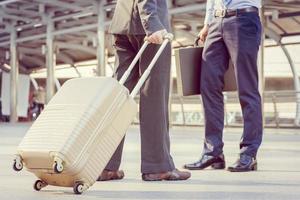 viaggiatore d'affari con i bagagli sullo sfondo della città foto