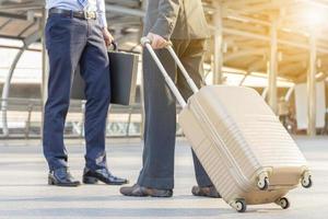 viaggiatore d'affari con i bagagli sullo sfondo della città foto