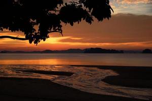 scena del tramonto sulla spiaggia di Tupkaek foto