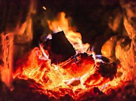 bellissimo camino antico con fuoco a fiamma leggera per il riscaldamento della stanza dell'edificio foto