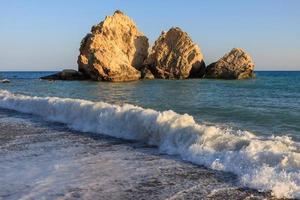 grandi scogli al largo della costa di Cipro foto