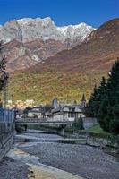 mandello del lario, lombardia, italia, 2010. vista sulle montagne e sul letto asciutto di un fiume foto