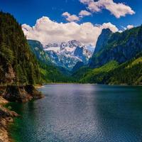 lago tra le montagne foto