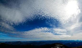 bel cielo azzurro con nuvole bianche foto