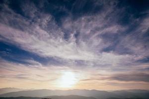 cielo colorato con sfondo sole foto