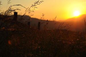 tramonto sulla valle di montagna foto