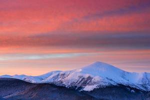 mattina d'inverno in montagna foto