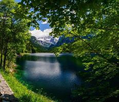 lago tra le montagne foto