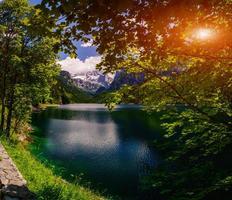 lago tra le montagne foto