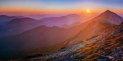 magico tramonto in montagna foto