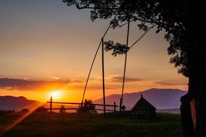 sagoma del villaggio al tramonto foto