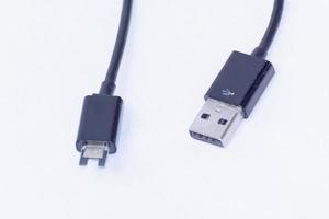 cavo usb per smartphone isolato su sfondo bianco. foto