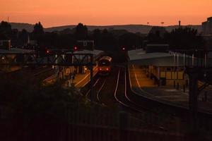 treno parcheggiato in stazione foto