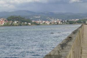 ponte pedonale in legno sulla foce di pontevedra foto