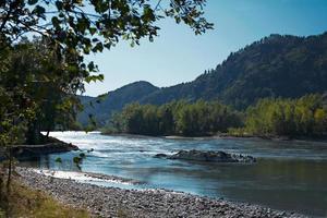 bellissimo paesaggio del fiume blu foto