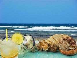 conchiglie e cocktail sulla spiaggia foto