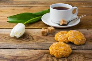 biscotti fatti in casa croccanti e tazza di tè foto