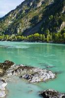 rocce sul fondo turchese del fiume foto