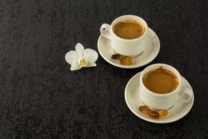 due tazze bianche di caffè forte del mattino foto