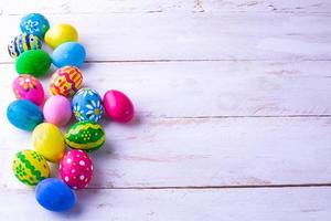 fila di uova di Pasqua multicolori foto