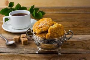 biscotti fatti in casa in vaso di metallo e tazza di tè foto