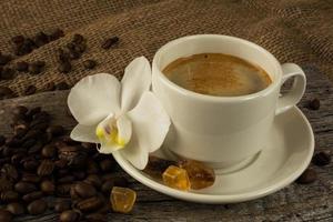 tazza bianca di caffè mattutino forte e chicchi di caffè foto