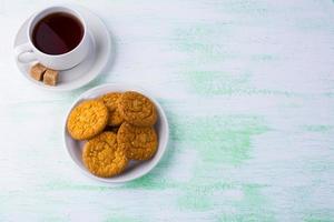biscotti al sesamo e tazza di tè foto