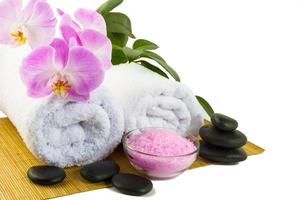 concetto di spa con orchidea rosa isolata on white foto